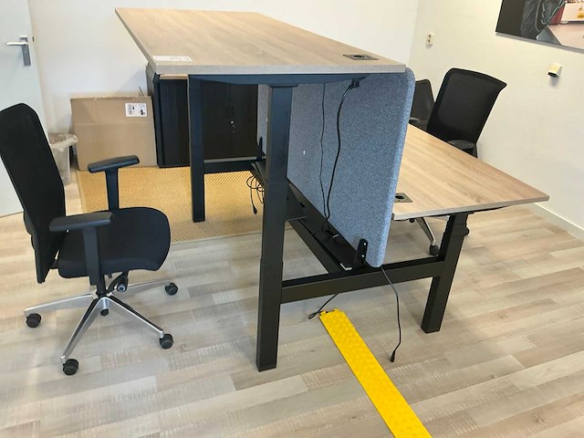 Elektrisch verstelbaar dubbel bureau met 2x bureaustoel en 4 monitoren - afbeelding 12 van  19