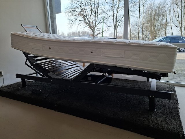 Elektrisch verstelbaar lattenbodem met matras o.a. van landschoot - afbeelding 4 van  14