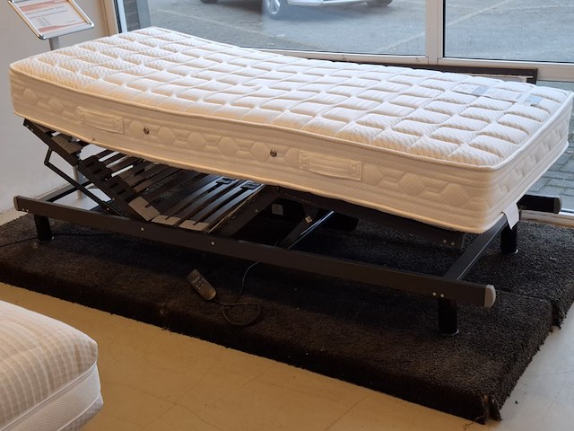 Elektrisch verstelbaar lattenbodem met matras o.a. van landschoot - afbeelding 1 van  14