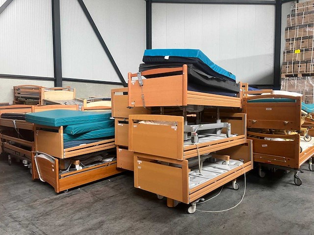 Elektrisch verstelbaar ziekenhuisbed ca100 stuks - afbeelding 1 van  13