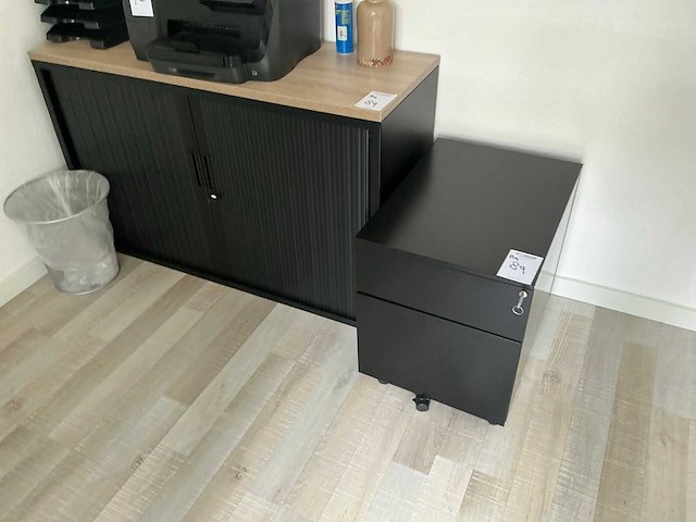 Elektrisch verstelbaarl vormig bureau met stoel kast en ladeblok - afbeelding 4 van  7