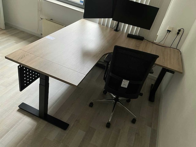 Elektrisch verstelbaarl vormig bureau met stoel kast en ladeblok - afbeelding 5 van  7