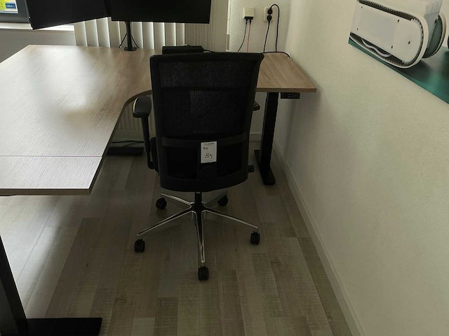 Elektrisch verstelbaarl vormig bureau met stoel kast en ladeblok - afbeelding 6 van  7