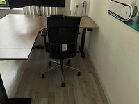 Elektrisch verstelbaarl vormig bureau met stoel kast en ladeblok - afbeelding 6 van  7