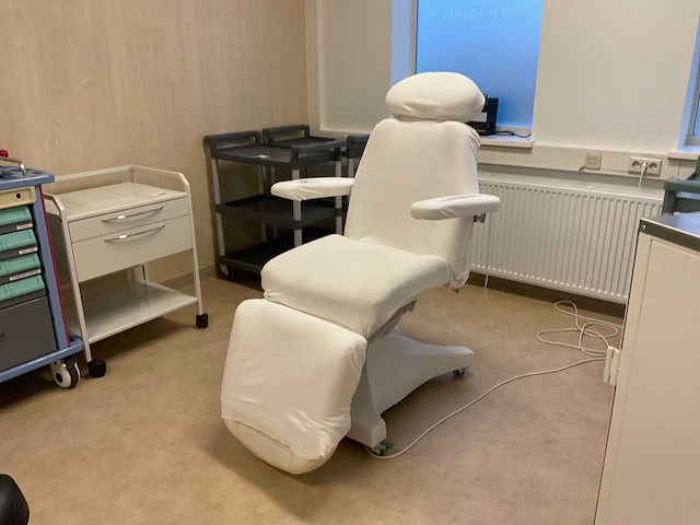 Elektrisch verstelbare behandelstoel - afbeelding 1 van  6