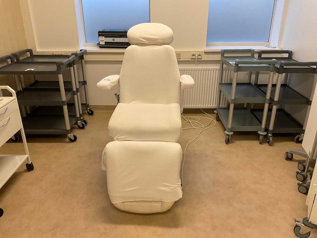 Elektrisch verstelbare behandelstoel - afbeelding 2 van  6