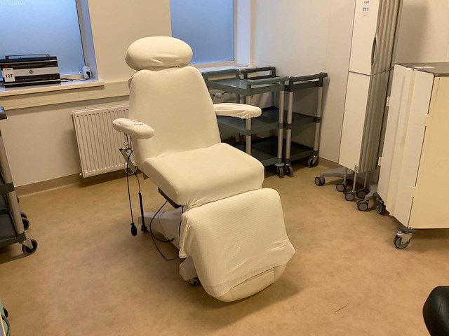 Elektrisch verstelbare behandelstoel - afbeelding 3 van  6