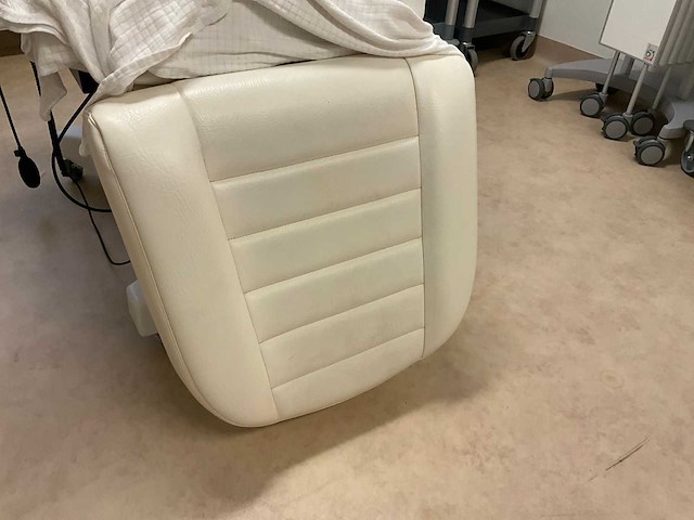 Elektrisch verstelbare behandelstoel - afbeelding 4 van  6