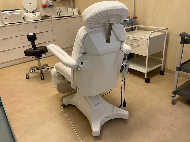 Elektrisch verstelbare behandelstoel - afbeelding 6 van  6