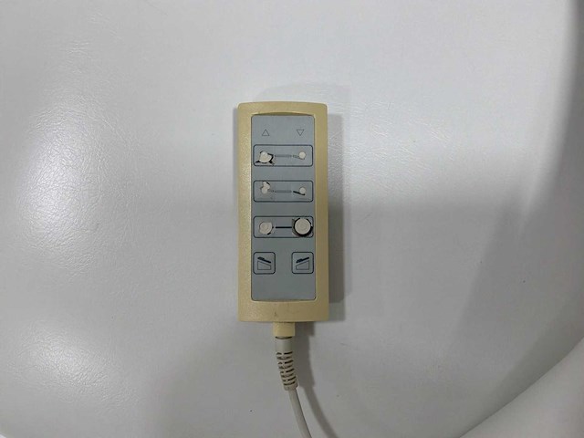 Elektrisch verstelbare behandelstoel - afbeelding 6 van  9
