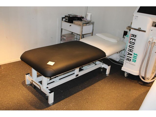Elektrisch verstelbare behandeltafel weelko. afmeting bed 180 x 86 cm en behandelhoogte 55 cm tot 87 cm. me... - afbeelding 1 van  4