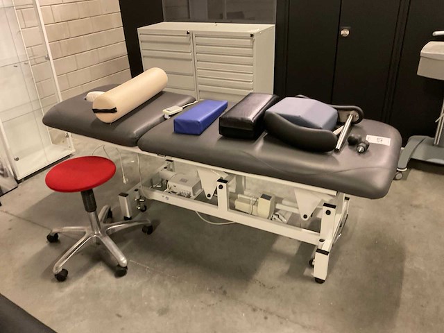 Elektrisch verstelbare behandeltafel - afbeelding 3 van  6