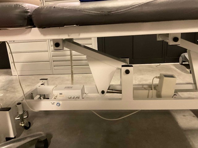 Elektrisch verstelbare behandeltafel - afbeelding 6 van  6