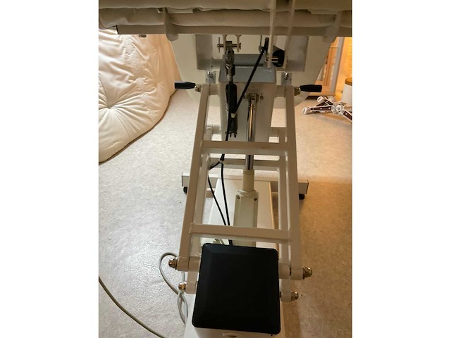 Elektrisch verstelbare massage-/behandelstoel - afbeelding 2 van  13