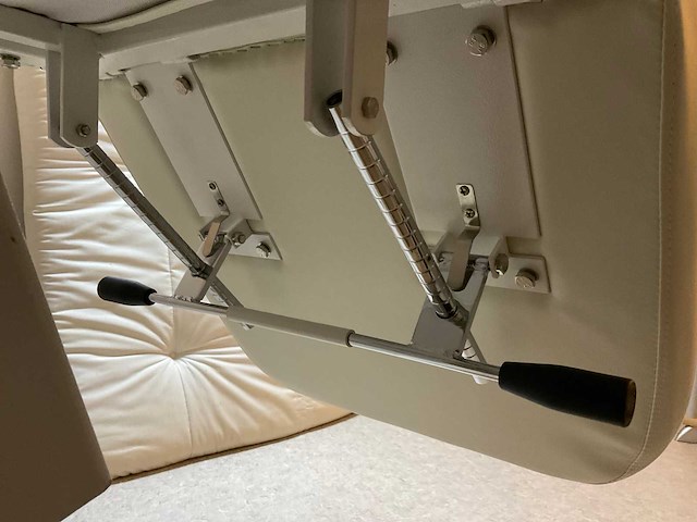Elektrisch verstelbare massage-/behandelstoel - afbeelding 3 van  13
