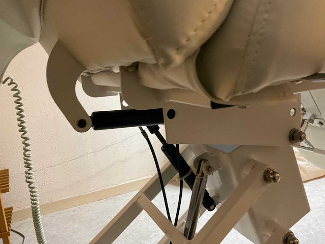 Elektrisch verstelbare massage-/behandelstoel - afbeelding 4 van  13