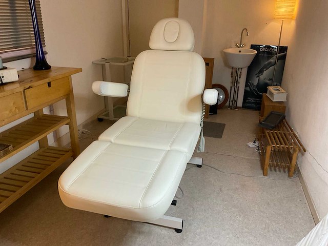 Elektrisch verstelbare massage-/behandelstoel - afbeelding 1 van  13