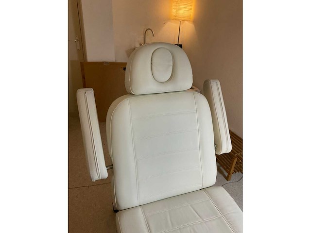 Elektrisch verstelbare massage-/behandelstoel - afbeelding 6 van  13