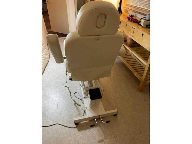 Elektrisch verstelbare massage-/behandelstoel - afbeelding 10 van  13