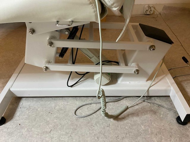 Elektrisch verstelbare massage-/behandelstoel - afbeelding 12 van  13