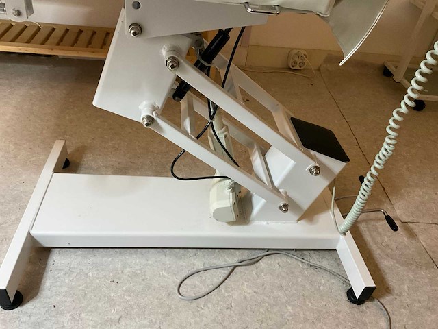 Elektrisch verstelbare massage-/behandelstoel - afbeelding 13 van  13