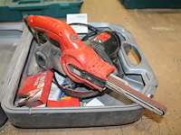 Elektrische bandschuurmachine black & decker ka 900e met diverse banden in kunststof koffer. - afbeelding 1 van  2