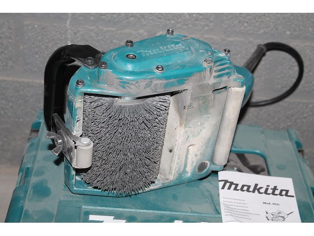 Elektrische borstelmachine makita 9741 met mbox en 3 extra borstels. 2024. - afbeelding 3 van  3