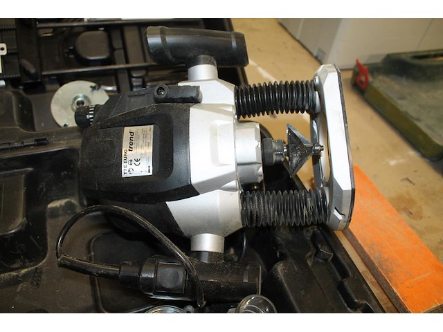 Elektrische bovenfreesmachine trend tool t7e met accessoires in kunststof koffer. - afbeelding 3 van  4