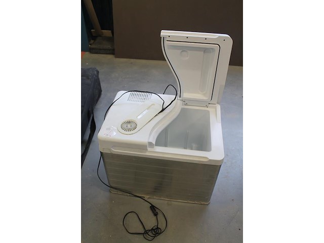 Elektrische campingkoelkast mobicool mq40a. afmeting 56 x 37 x 43 cm. - afbeelding 2 van  4