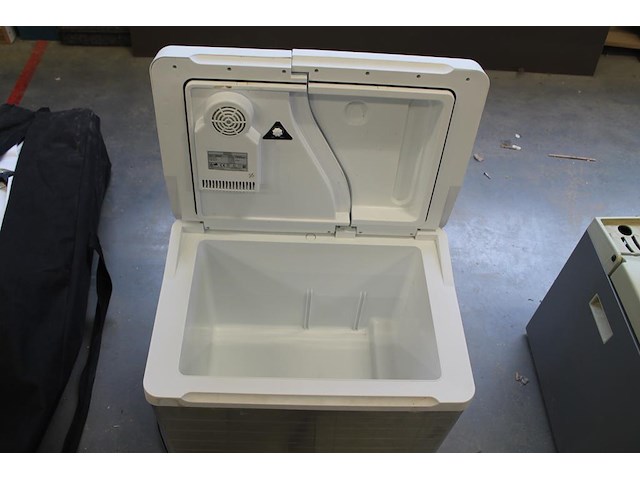 Elektrische campingkoelkast mobicool mq40a. afmeting 56 x 37 x 43 cm. - afbeelding 3 van  4