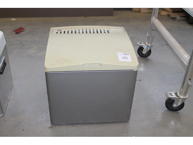 Elektrische campingkoelkast tristar cool 40 met 12 v- en 230 v-aansluiting. afmeting 50 x 47 x 46 cm - afbeelding 1 van  4