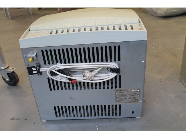 Elektrische campingkoelkast tristar cool 40 met 12 v- en 230 v-aansluiting. afmeting 50 x 47 x 46 cm - afbeelding 3 van  4