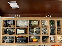Elektrische componenten in bak - afbeelding 2 van  3