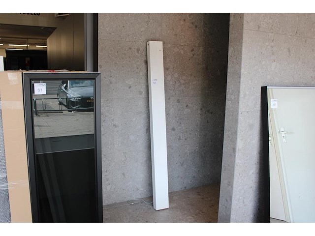 Elektrische design radiator met afmeting 15 x 10 x 180 cm. let op: licht beschadigd. - afbeelding 1 van  3
