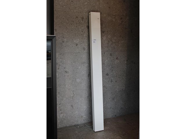 Elektrische design radiator met afmeting 15 x 10 x 180 cm. let op: licht beschadigd. - afbeelding 2 van  3