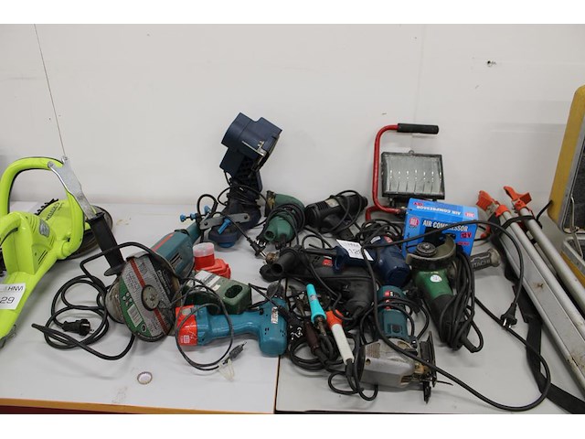 Elektrische gereedschappen w.o. haakse slijpers, decoupeerzaag, afkortzaag, bouw föhnen en soldeerbouten. - afbeelding 1 van  3