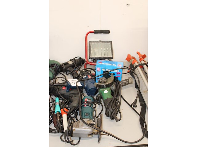 Elektrische gereedschappen w.o. haakse slijpers, decoupeerzaag, afkortzaag, bouw föhnen en soldeerbouten. - afbeelding 2 van  3