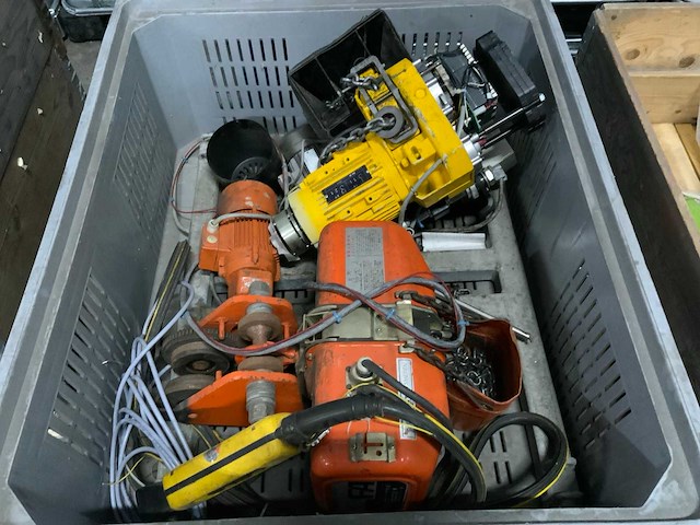 Elektrische kettingtakel (2x) - afbeelding 1 van  2