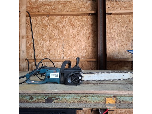 Elektrische kettingzaag makita, uc4030a, bouwjaar 2010 - afbeelding 1 van  7