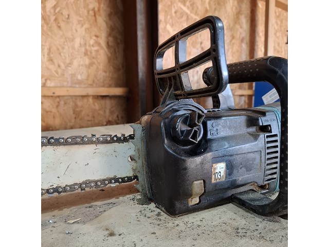 Elektrische kettingzaag makita, uc4030a, bouwjaar 2010 - afbeelding 5 van  7