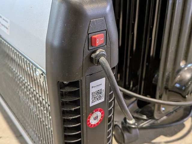 Elektrische oliegevulde radiator en elektrische anti-insectenlamp - afbeelding 3 van  12
