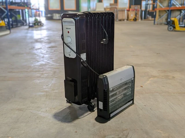 Elektrische oliegevulde radiator en elektrische anti-insectenlamp - afbeelding 1 van  12