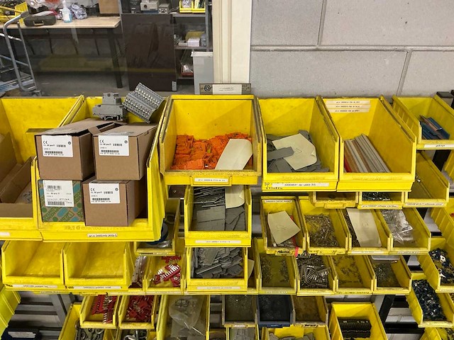 Elektrische onderdelen in 4 rekken - afbeelding 4 van  17