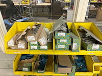 Elektrische onderdelen in 4 rekken - afbeelding 7 van  17