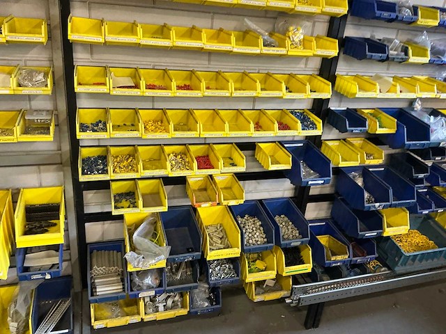 Elektrische onderdelen in 4 rekken - afbeelding 12 van  17