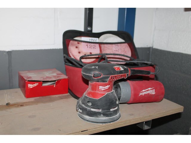 Elektrische schuurmachine milwaukee ros125e met diverse schuurpads. - afbeelding 1 van  2