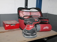 Elektrische schuurmachine milwaukee ros125e met diverse schuurpads. - afbeelding 1 van  2