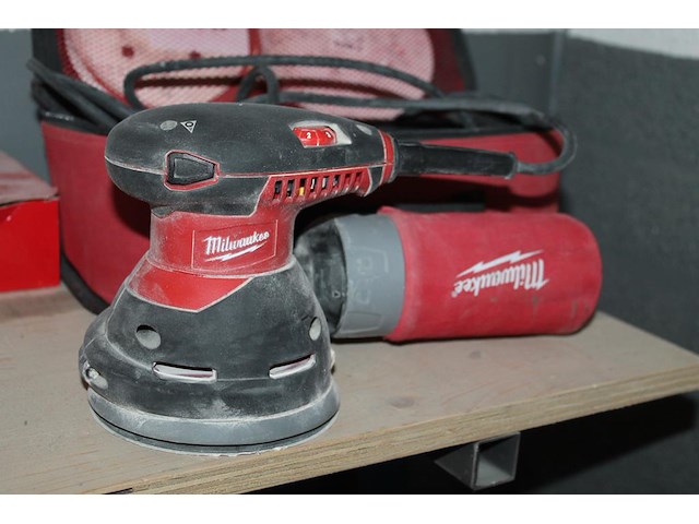 Elektrische schuurmachine milwaukee ros125e met diverse schuurpads. - afbeelding 2 van  2