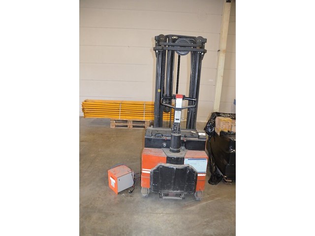 Elektrische stapelaar bt lsv 1600/2 1800kg met accu en lader - afbeelding 1 van  14