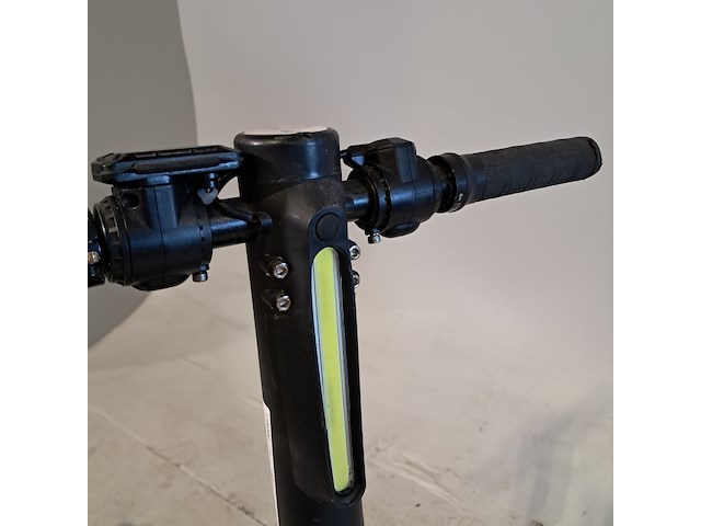 Elektrische step, techno, light, 2023 - afbeelding 8 van  10